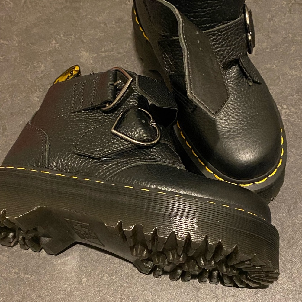 Dr. Martens Devon Heart Black 🖤